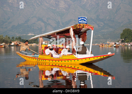 Shikara Boote tragen Touristen am See Dal, Srinagar, Jammu und Kashmir, Indien Stockfoto