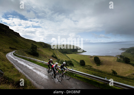 Drei Radfahrer einen nassen Pfad in die schottischen Highlands, Schottland, Vereinigtes Königreich Stockfoto