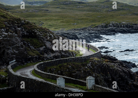 Paar von Radfahrern Talfahrt eine gewundene Brücke in den schottischen Highlands, Schottland, Vereinigtes Königreich Stockfoto