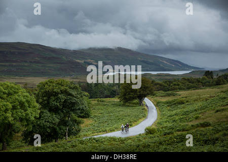 Drei Radfahrer einen nassen Pfad in die schottischen Highlands, Schottland, Vereinigtes Königreich Stockfoto