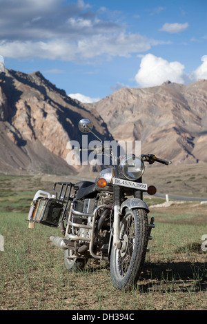 Indische hergestellt Royal Enfield Motorrad auf den Leh, Sarchu Straße, Ladakh, Nordindien Stockfoto