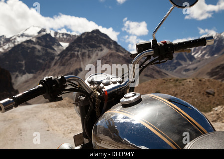 Indische hergestellt Royal Enfield Motorrad auf den Leh, Sarchu Straße, Ladakh, Nordindien Stockfoto