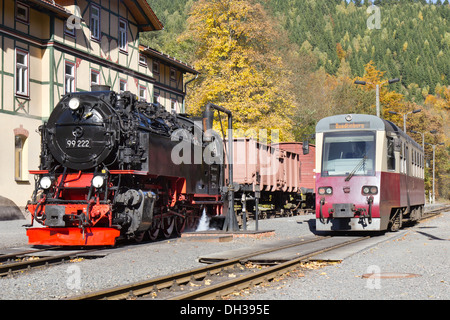 Eine Dampflok zieht einen Güterzug auf der Harz-Bergbahn bei zusehends Tahmuhle Stockfoto