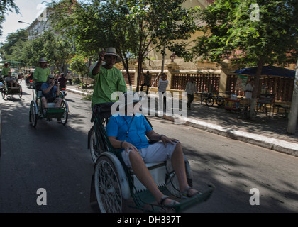 Stadtrundfahrt mit Cyclo, Phnom Penh, Kambodscha Stockfoto