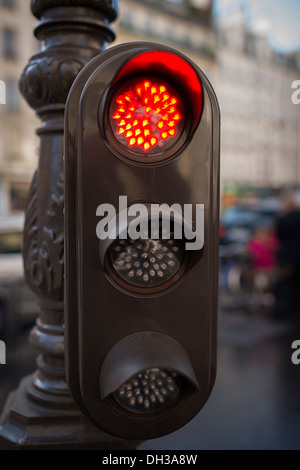 Augenhöhe Ampel in La Bastille Viertel von Paris Stockfoto