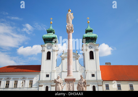 Kirche von St. Ignatius Loyola und Dreifaltigkeitssäule in Szechenyi Platz, Györ, West-Transdanubien, Ungarn Stockfoto