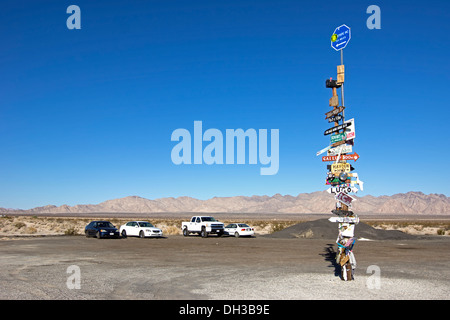 Am Straßenrand behelfsmäßigen Wegweiser auf der Route 62 in der Nähe von Iron Mountain, Kalifornien. Stockfoto