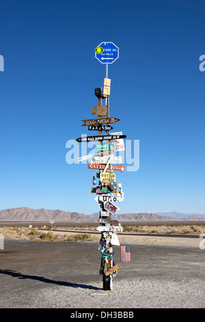 Am Straßenrand behelfsmäßigen Wegweiser auf der Route 62 in der Nähe von Iron Mountain, Kalifornien. Stockfoto