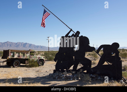 Am Straßenrand Iwo Jima-Denkmal in der Nähe von Twenty Nine Palms, California Ausschnitt Holz imitiert das Denkmal in Washington, DC. Stockfoto