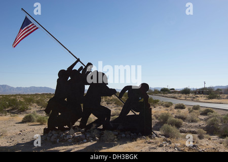 Am Straßenrand Iwo Jima-Denkmal in der Nähe von Twenty Nine Palms, California Ausschnitt Holz imitiert das Denkmal in Washington, DC. Stockfoto