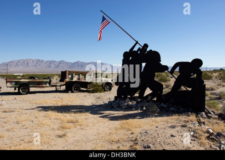 Am Straßenrand Iwo Jima-Denkmal in der Nähe von Twenty Nine Palms, California Ausschnitt Holz imitiert das Denkmal in Washington, DC. Stockfoto