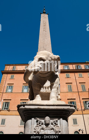 Skulptur eines Elefanten und Obelisk auf der Piazza della Minerva, Rom, Italien Stockfoto