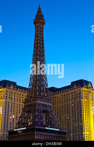 Das Paris Las Vegas bei Sonnenaufgang. Stockfoto