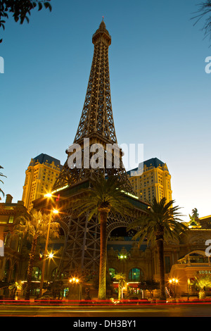 Das Paris Las Vegas bei Sonnenaufgang, Verkehr Wege im Vordergrund. Stockfoto
