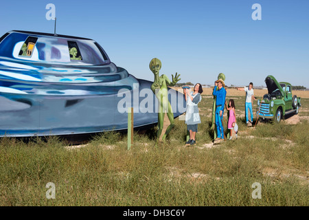 Straßenrand anzeigen Darstellung ein UFO, Aliens und Menschen vor Ort begrüßen sie außerhalb von Roswell, New Mexico. Stockfoto