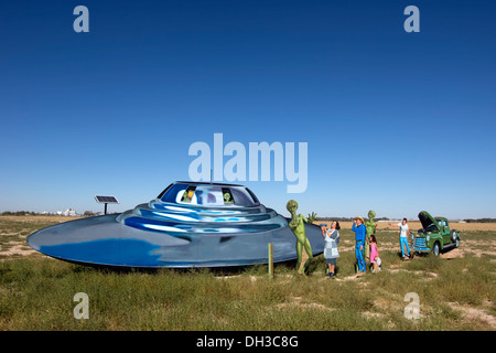 Straßenrand anzeigen Darstellung ein UFO, Aliens und Menschen vor Ort begrüßen sie außerhalb von Roswell, New Mexico. Stockfoto