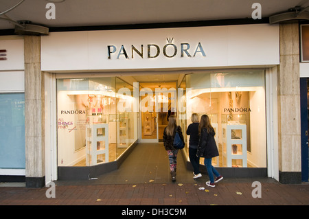 Pandora Juweliere Schmuck Einzelhandel Händler Händler Großbritannien Mist Hautpstraße Verkauf Schmuck Masse Absatzmarkt Stockfoto