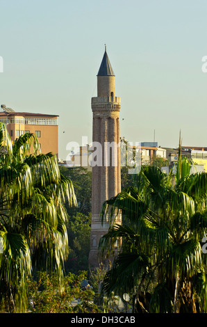 Blick auf die Antalya Ulu Camii oder Yivli Minare Camii Moschee in Antalya, Türkei, Asien Stockfoto