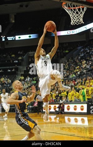 Joseph Young, U O, Enten, Basketball, Flucht, Kampf, Sprung, Matthew Knight Arena, NCAAB. Stockfoto