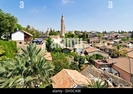 Ansicht von Kaleiçi, Yivil Minare Minarett der Alaeddin Moschee am Rücken, Kaleiçi, alte Stadt von Antalya, Türkei, Asien Stockfoto