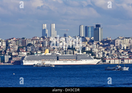 Blick auf den Hafen von Istanbul mit einem Kreuzfahrtschiff in den Vordergrund, Istanbul, Türkei, Naher Osten Stockfoto