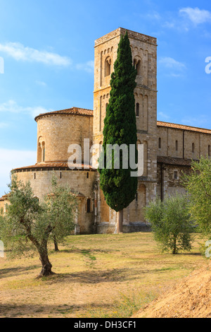 Die Abtei Sant'Antimo ist ein ehemaliges Benediktinerkloster in der Comune von Montalcino, Toskana, Mittelitalien Stockfoto