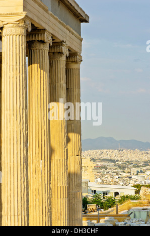 Säulen des Erechtheion-Tempels, mit Blick auf die Stadt von Athen, Akropolis, Athen, Griechenland, Europa Stockfoto