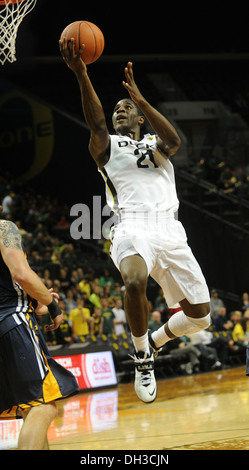 Universität Basketball, Oregon Ducks. Damyen Dotson Angriffe North Western University Diakone Korb. Stockfoto