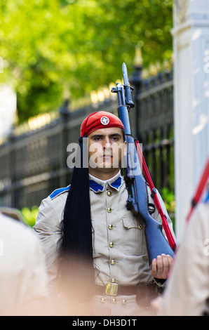 Evzone, Präsidenten zu schützen, während die Wachablösung hinter dem Parlament am Syntagma-Platz, Athen, Griechenland, Europa Stockfoto