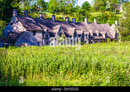 Die berühmten Weber Cottages, Arlington Row, betrachtet über die Rack-Insel, einer alten Wasser Wiese in Bibury, Cotswolds Stockfoto