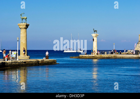 Hafeneinfahrt von Rhodos mit Elafos und Elafina, Skulpturen von einem Reh Bock und ein Reh auf Säulen, Mandraki Hafen, Rhodos Stockfoto