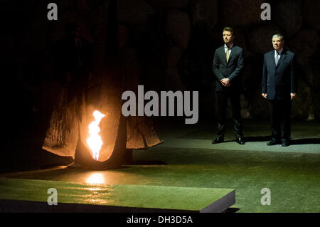 Jerusalem, Israel. 30-Oct-2013.Crown Prinz von Dänemark, FREDERIK André HENRIK CHRISTIAN (L), partakes in einer Gedenkfeier in der Halle der Erinnerung.   Kronprinz von Dänemark, Frederik André Henrik Christian, besucht Yad Vashem Holocaust Museum. Seine königliche Hoheit tourte das Museum, beteiligte sich an einer Gedenkfeier und signiert das Museum-Gästebuch. Bildnachweis: Nir Alon/Alamy Live-Nachrichten Stockfoto