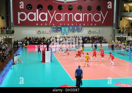 Busto Arsizio, Varese, Italien. 29. Oktober 2013. Die Unendo Yamamay Busto Arsizio - Varese - Ausfahrt von der italienischen Derby-Niederlage des zweiten Tages der 2014 Denizbank Cev Volleyball Champions League, gegen Prosecco Doc Imoco Conegliano - Treviso - nimmt, die eine warme Palayamamay (3061 Zuschauer) mit dem Ergebnis 3: 1 Stockfoto