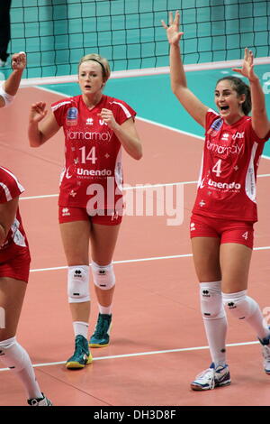 Busto Arsizio, Varese, Italien. 29. Oktober 2013. Die Unendo Yamamay Busto Arsizio - Varese - Ausfahrt von der italienischen Derby-Niederlage des zweiten Tages der 2014 Denizbank Cev Volleyball Champions League, gegen Prosecco Doc Imoco Conegliano - Treviso - nimmt, die eine warme Palayamamay (3061 Zuschauer) mit dem Ergebnis 3: 1 Stockfoto