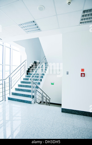 Treppe - Notausgang im Bürogebäude Stockfoto