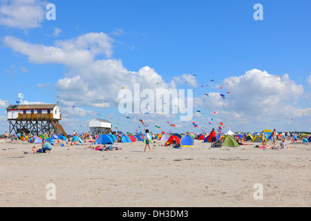 Stelzenhaus mit Strandbar 54 Strand Cllub am Strand von St. Peter-Ording, Kite Festival 2012, Eiderstedt, Schleswig-Holstein Stockfoto