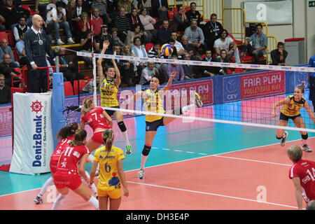 Busto Arsizio, Varese, Italien. 29. Oktober 2013. Die Unendo Yamamay Busto Arsizio - Varese - Ausfahrt von der italienischen Derby-Niederlage des zweiten Tages der 2014 Denizbank Cev Volleyball Champions League, gegen Prosecco Doc Imoco Conegliano - Treviso - nimmt, die eine warme Palayamamay (3061 Zuschauer) mit dem Ergebnis 3: 1 Stockfoto