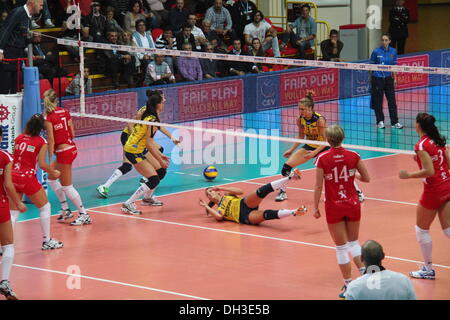 Busto Arsizio, Varese, Italien. 29. Oktober 2013. Die Unendo Yamamay Busto Arsizio - Varese - Ausfahrt von der italienischen Derby-Niederlage des zweiten Tages der 2014 Denizbank Cev Volleyball Champions League, gegen Prosecco Doc Imoco Conegliano - Treviso - nimmt, die eine warme Palayamamay (3061 Zuschauer) mit dem Ergebnis 3: 1 Stockfoto