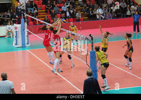 Busto Arsizio, Varese, Italien. 29. Oktober 2013. Die Unendo Yamamay Busto Arsizio - Varese - Ausfahrt von der italienischen Derby-Niederlage des zweiten Tages der 2014 Denizbank Cev Volleyball Champions League, gegen Prosecco Doc Imoco Conegliano - Treviso - nimmt, die eine warme Palayamamay (3061 Zuschauer) mit dem Ergebnis 3: 1 Stockfoto