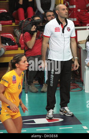 Busto Arsizio, Varese, Italien. 29. Oktober 2013. Die Unendo Yamamay Busto Arsizio - Varese - Ausfahrt von der italienischen Derby-Niederlage des zweiten Tages der 2014 Denizbank Cev Volleyball Champions League, gegen Prosecco Doc Imoco Conegliano - Treviso - nimmt, die eine warme Palayamamay (3061 Zuschauer) mit dem Ergebnis 3: 1 Stockfoto