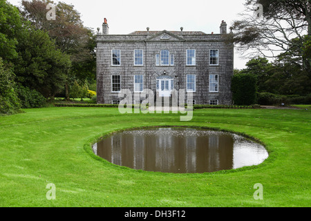 Das Haus und der Teich oder Pool in Bonython Estate Gardens, Garden, Helston, Cornwall, England, VEREINIGTES KÖNIGREICH Stockfoto