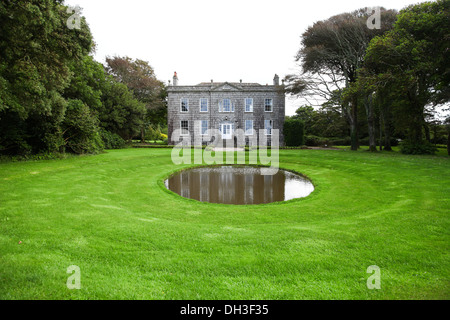 Das Haus und der Teich oder Pool in Bonython Estate Gardens, Garden, Helston, Cornwall, England, VEREINIGTES KÖNIGREICH Stockfoto