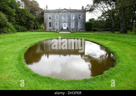 Das Haus und der Teich oder Pool in Bonython Estate Gardens, Garden, Helston, Cornwall, England, VEREINIGTES KÖNIGREICH Stockfoto