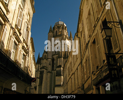 Saintes ist eine ehemalige römische Stadt an den Ufern des Flusses Charente im Südwesten Frankreichs Stockfoto