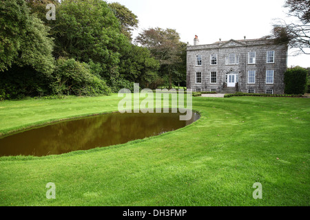 Das Haus und der Teich oder Pool in Bonython Estate Gardens, Garden, Helston, Cornwall, England, VEREINIGTES KÖNIGREICH Stockfoto