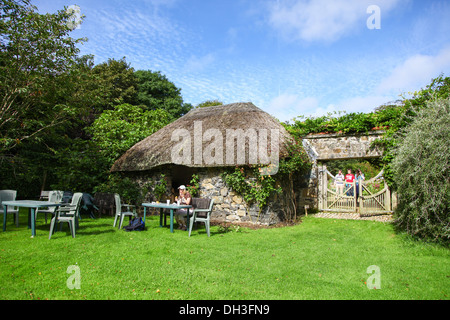 Ein Teehaus mit Strohhalm in Bonython Estate Gardens, Garden, Helston, Cornwall, England, VEREINIGTES KÖNIGREICH Stockfoto