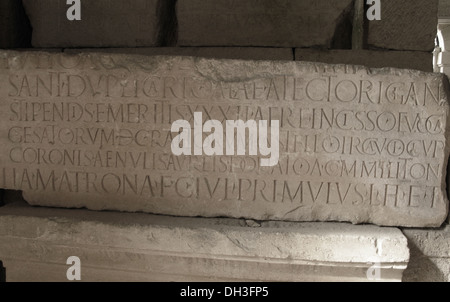 Saintes ist eine ehemalige römische Stadt an den Ufern des Flusses Charente im Südwesten Frankreichs Stockfoto