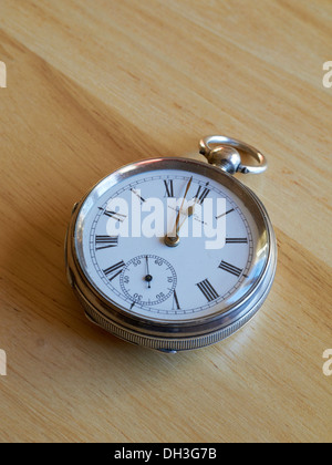 Alten altmodischen Taschenuhr um fast 12.00 Uhr Stockfoto