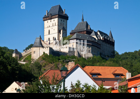 Burg Karlstein und Dorf Stockfoto