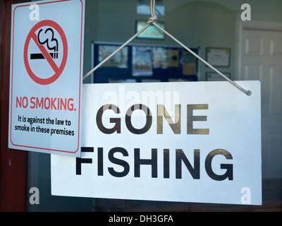 Weg Angeln ohne Rauchen Zeichen im Schaufenster UK Stockfoto